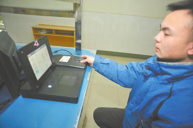 高考報名錄入指紋開始執(zhí)行,在校生由學校統(tǒng)一錄入。