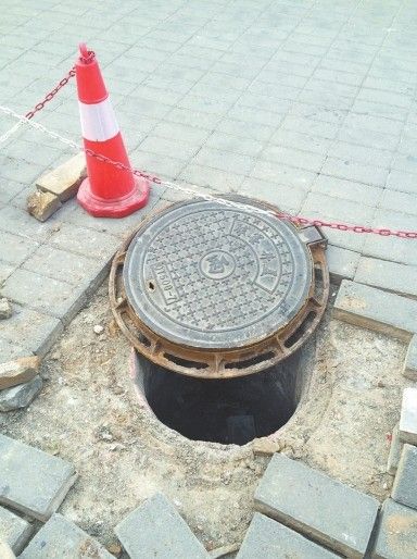 河南小伙路邊吸煙 窨井蓋突然飛起將其砸傷 河南小伙路邊吸煙 窨井蓋突然飛起將其砸傷