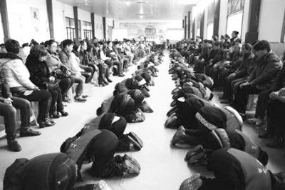 學(xué)生們?cè)诶蠋煹闹笇?dǎo)下，一起給父母下跪謝恩。微博截圖