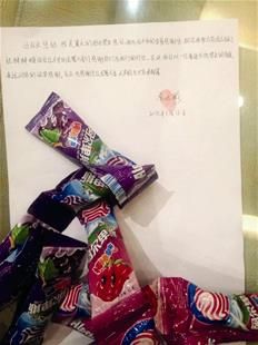 為表謝意，他特意買來(lái)20根棒棒糖送給民警。