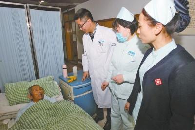 老人病治好了，可他卻一直躺在醫(yī)院的病床上。