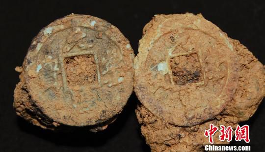 巖橋村廟山地區(qū)出土銅錢?！⊥]文管辦　攝