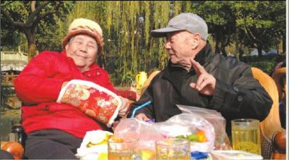 結(jié)婚60年，梁玉芹婆婆和王再功爺爺恩愛如初。