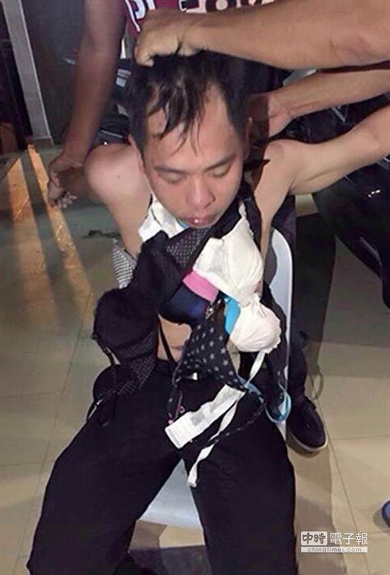 新加坡一名內(nèi)衣賊，被迫穿上女性內(nèi)衣游街示眾。