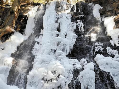 富士河口湖畔的瀑布結(jié)冰，成了一道“冰瀑”。