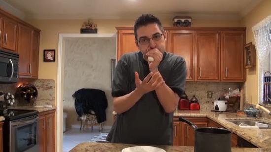 這名男子用手捏緊雞蛋，從窄口一吹，便能輕易把雞蛋吹出，而且不帶任何碎片。