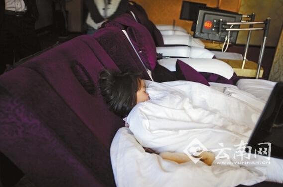 夜里，孩子就睡在沙發(fā)躺椅上。