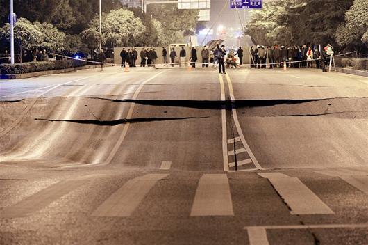 地面繼續(xù)下沉，路面斷裂