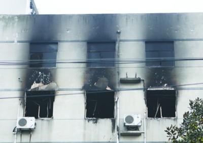 男子沖入公司高層會(huì)場(chǎng)潑汽油 房子瞬間爆燃致2死