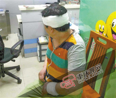 昨日，受傷的游客譚先生在醫(yī)院接受治療。