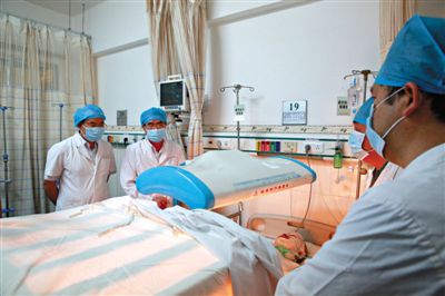 受傷醫(yī)生覃某正在進(jìn)行治療。昨日上午，醫(yī)生覃某在醫(yī)院乘電梯期間，被一名患者潑汽油并點(diǎn)燃，致重度燒傷。圖/CFP