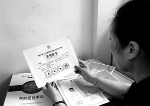 思念小寶的時候，李女士就一遍遍整理孩子留在家里的物品。