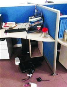 耒陽(yáng)社區(qū)網(wǎng)站辦公室里被砸壞的電腦 耒陽(yáng)社區(qū)網(wǎng)站辦公室里被砸壞的電腦