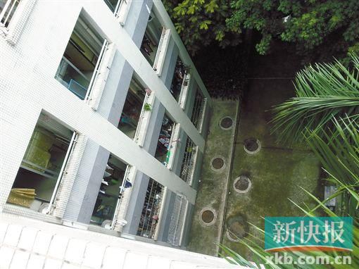 據(jù)目擊者稱,當(dāng)時(shí)墜樓者躺在右排中、下兩個(gè)井蓋中間附近。