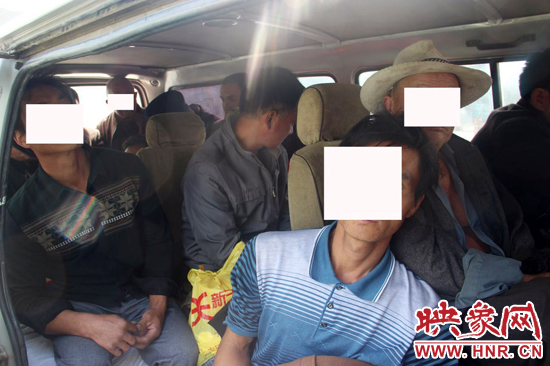 一輛8座的面包車(chē)竟然擠進(jìn)17個(gè)人。