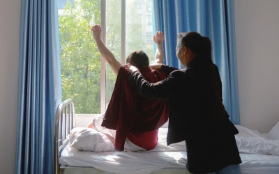 出院前，窗外透進(jìn)一道陽(yáng)光，打在他的身上。