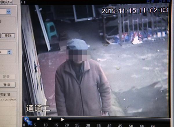 2015年11月17日，鄰居家的監(jiān)控在事發(fā)當天拍到老人生前遺像。澎湃新聞記者 雍凱 圖