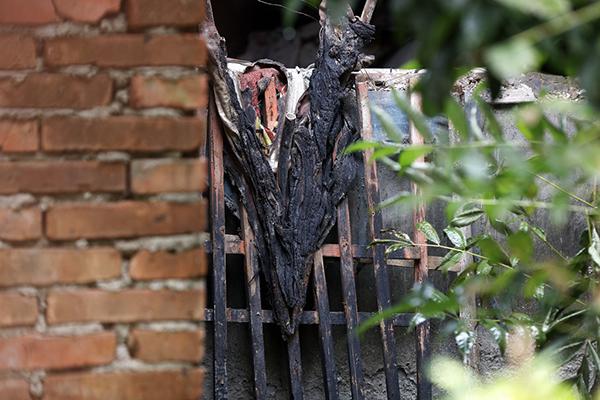 被燒焦的窗沿。澎湃新聞記者 雍凱 圖