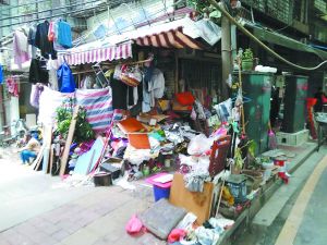 工作人員清理前，阿姨家周圍垃圾如山。