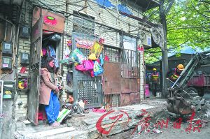 阿姨看著大家清理她堆積的垃圾。廣州日報記者李波 攝