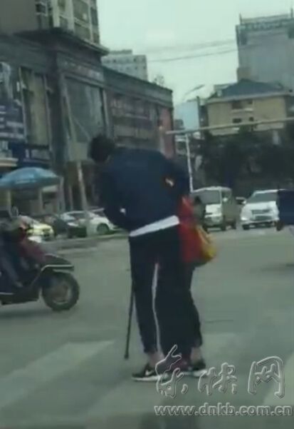 小伙攙扶著老人 小伙攙扶著老人