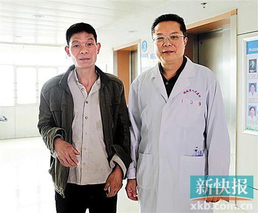 黃式水與增城區(qū)人民醫(yī)院醫(yī)生合影。 通訊員供圖