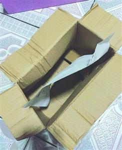 拼多多團購面膜，結(jié)果送來一個空盒、一張紙條。