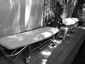 天壇醫(yī)院外商販出租的床，一天350元。汪慧賢/攝