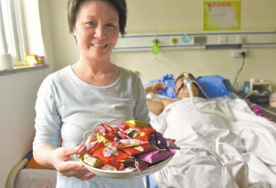 下周三兩人有望拿到結(jié)婚證，21日，喜氣洋洋的楊曉華已經(jīng)準(zhǔn)備好了喜糖。