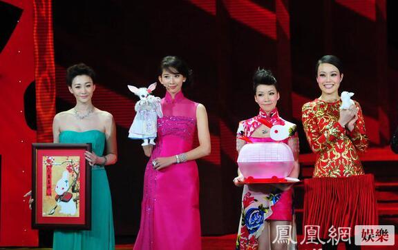 一直覺得長(zhǎng)得奇怪的景甜，跟劉天仙的合影，竟然還不錯(cuò)。