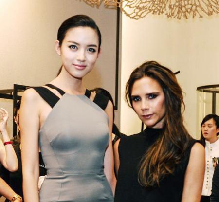 你說那是因?yàn)樨惿┨冢磕俏覀儞Q個(gè)人看看？