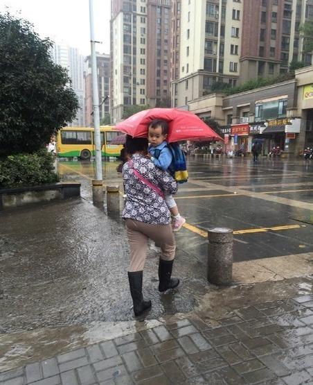 打傘小網紅本尊現身 抱她的不是奶奶是外婆