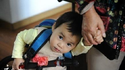 打傘小網紅本尊現身 抱她的不是奶奶是外婆