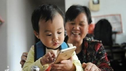 打傘小網紅本尊現身 抱她的不是奶奶是外婆