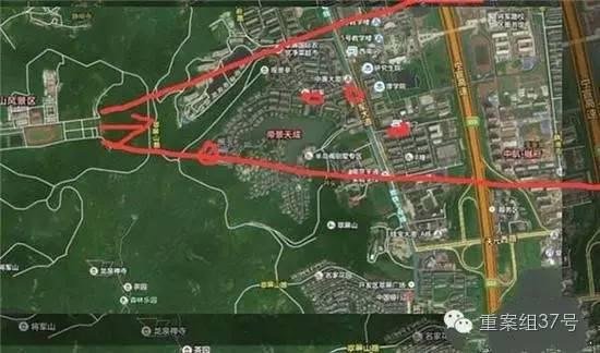 射擊場子彈射出方向（紅箭頭）有多個居民小區(qū) 。 圖片來源：交匯點新聞