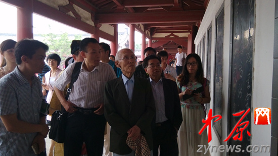 余光中、汪國真做客杜甫故里 共話詩圣家國情懷