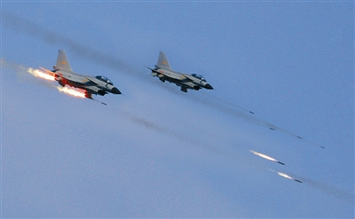 戰(zhàn)機(jī)對(duì)地攻擊。劉應(yīng)華攝