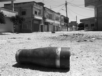 　11日，霍姆斯，政府軍和反對派武裝沖突過后留下一個(gè)彈殼。