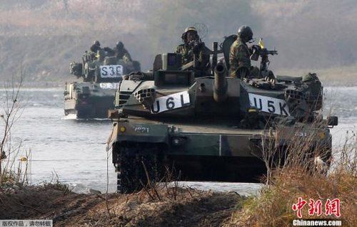 　資料圖：2011年11月2日，韓國軍隊(duì)在首爾東南100公里的驪州進(jìn)行軍事演習(xí)。