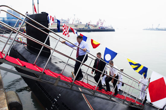 昨天，美國防長帕內(nèi)塔登上一艘中國宋級潛艇