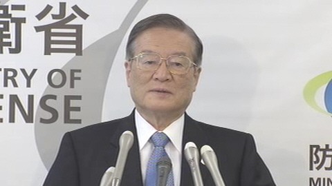 日本防衛(wèi)省森本敏16日上午出席記者會。
