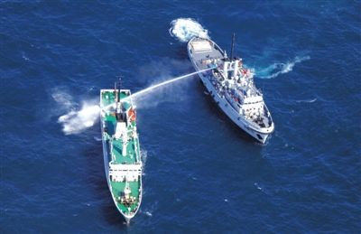 昨日，東海某海域，東海艦隊(duì)拖船使用高壓水炮為地方執(zhí)法船滅火