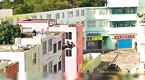 解放軍駐港部隊(duì)從屋頂游繩攻入建筑物。圖片來源：香港《文匯報(bào)》