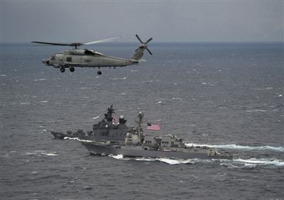 2011年1月10日，美國海軍驅逐艦與日本海上自衛(wèi)隊“鞍馬”號驅逐艦在日本長崎縣附近海域舉行聯合海上演習。資料圖片