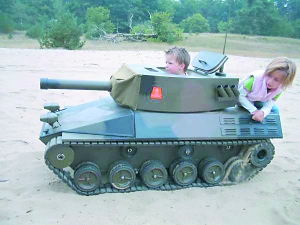 為了讓3歲兒子玩得拉風，荷蘭父親9個月時間造了這輛坦克。