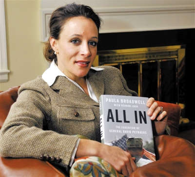 中情局前局長(zhǎng)彼得雷烏斯情婦、傳記作家布羅德維爾