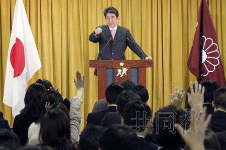 12月17日，日本自民黨總裁安倍晉三17日在黨總部會見記者，表示考慮與日本維新會和眾人之黨攜手修改憲法。