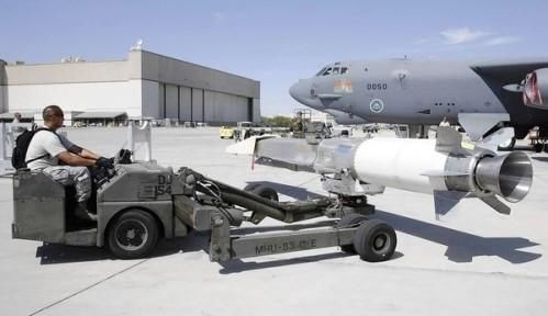 資料圖：美軍嘗試將“X-51 Wave Rider”飛行器掛在一架“B-52”轟炸機下，發(fā)射升空。