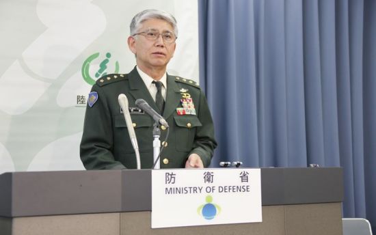 2月21日下午2點(diǎn)，日本陸上自衛(wèi)隊(duì)參謀長(zhǎng)君塚榮治在防衛(wèi)省會(huì)見(jiàn)記者