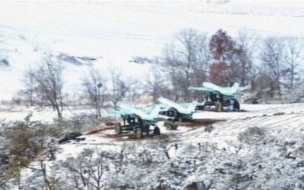 朝鮮公開的照片顯示，在三輛牽引車輛上各自搭載了一架無人機(jī)。